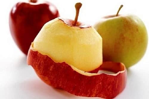 Tính axit trong vỏ táo được sử dụng để loại bỏ những mảng nhôm bị xỉn màu