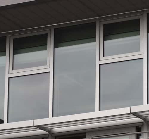 Thiết kế cửa sổ mở quay và cửa sổ hất khá tiện lợi cho nhà cao tầng