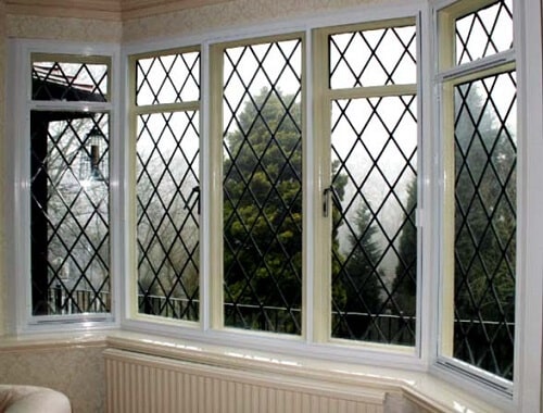 Những khung cửa sổ lớn thường phù hợp với phong cách cổ điển nếu thêm một ít nhấn nhá