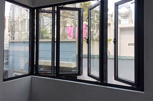 Cửa sổ mở quay được lắp để thay thế bức tường bê tông cứng nhắc