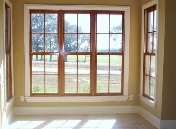 Các loại cửa sổ và cửa đi nhôm giả gỗ luôn được nhắc đến như sản phẩm làm tăng tính thẩm mỹ cho không gian
